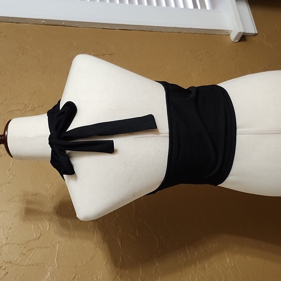 Rhinestone skull and crossbones black halter top Size Medium - Picture 3 of 3